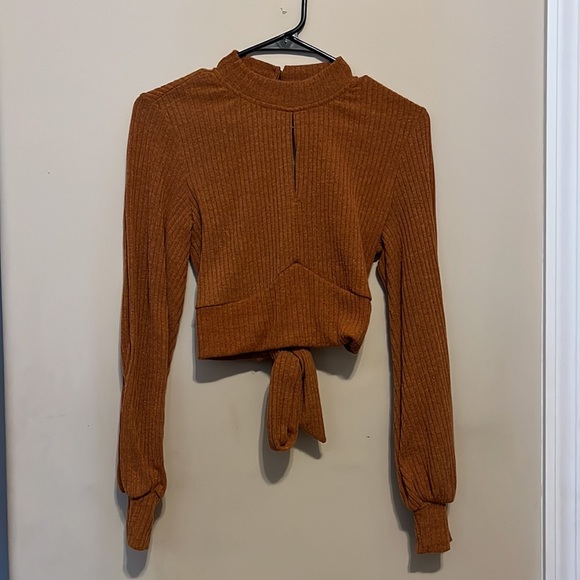 Long Sleeve Crop Top - Picture 4 of 5